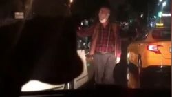 Esenler’de taksi şoförü, otomobilin camını yumruklayıp yol kesti