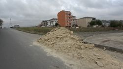 Arnavutköy’de hafriyat kamyonu, mahalle içinde kaçak döküm yaptı