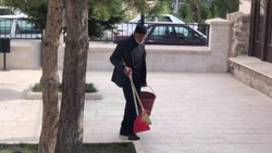 Sivas'ta 85’lik çınar her gün cami bahçesini temizliyor