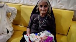 Hint kadın ilk bebeğini 70 yaşında kucağına aldı