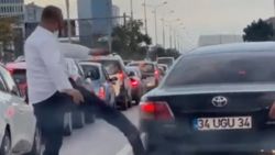 Kadıköy’deki şerit kavgasında, İETT şoförü otomobile tekme attı