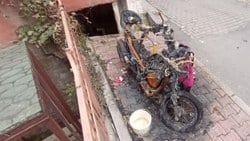 Kağıthane’de eski nişanlısının motosikletini benzin döküp yaktı