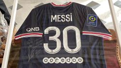 Lionel Messi imzalı formasını Papa Francis'e gönderdi