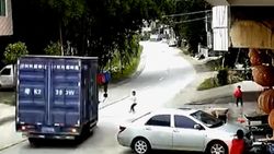 Çin’de, yola atlayan çocuk kamyonun altında kalmaktan saniyeler ile kurtuldu