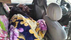 Şanlıurfa’da evden atılan baba, 5 aydır otomobilin içinde yaşıyor