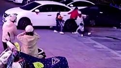 Çin’de, çocuğu otomobilin altında kalmaktan annesinin refleksi kurtardı