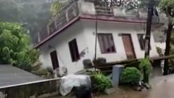 Hindistan'da sel suyu evi yıktı