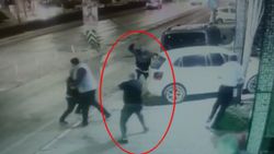 İzmir’de, gece kulübünden kadın çıkarma çatışması kamerada