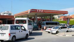 KKTC'de firmalar yakıt akışını kesti, uzun kuyruklar oluştu