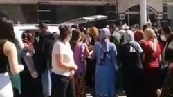Adana’da ucuz halı kampanyası, izdihama neden oldu