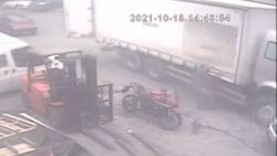 Bağcılar'da kayan kamyonu tutmak isterken hastanelik oldu