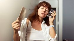 Sigara ve alkol tüketimi menopoz yaşını etkiliyor