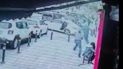 Maltepe’de, açık kapıdan gaspçıların aracının içine atladı