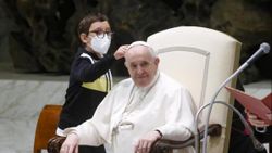 Papa Francis'in papalinasını almaya çalışan çocukla diyaloğu