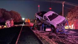ABD’de tren, hemzemin geçitte çekiciye çarptı