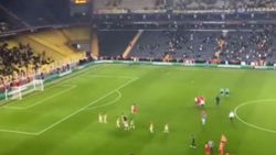 Fenerbahçe tribünlerinden futbolculara önce alkış sonra protesto