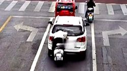 Çin'de dikkatsiz motosiklet sürücüsü, araca arkadan çarptı