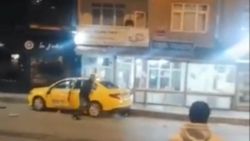 Sultangazi'de eski çalıştığı durağa ait aracı parçalayan taksici