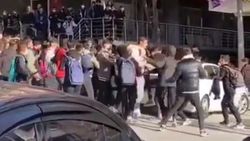 Beylikdüzü’nde liseli öğrencilerin kemerli kavgası kamerada