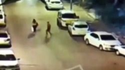 Kocaeli'de yolda yürürken kapkaça uğradı