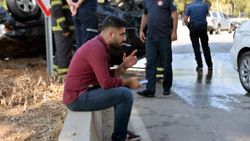 Adana’da, kazadan sonra yakıt sızdıran cipin yanında sigara içti