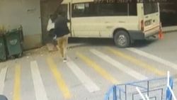 Bebek'te servis minibüsü doğalgaz kutusuna çarptı