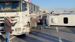 Beylikdüzü'nde işçi servisi kaza yaptı: Yaralılar var