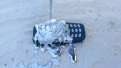 Nokia 3310 erimiş kurşunla sağlamlık testi
