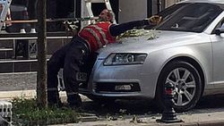 Düzce’de, aracı düşen dallardan korumak için kendini siper etti