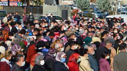 Aksaray’da marketin açılışa özel indirimi, koronavirüsü unutturdu
