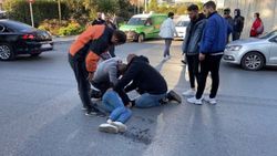 Kağıthane'de çevredekiler, kaza yapan kuryenin başından ayrılmadı