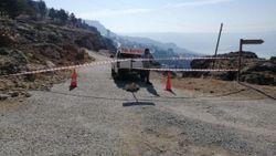 Karaman'da dağdaki kaya parçasının tehlike oluşturdu yol trafiğe kapatıldı