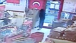 Diyarbakır'da girdiği marketteki Türk Bayrağı'nı öptü