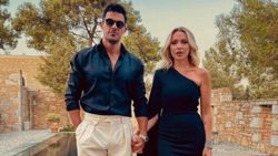 Hadise sevgilisi Mehmet Dinçerler'in annesiyle yemek yedi
