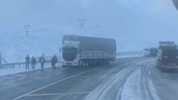 Erzurum’da yollar buz pistine döndü, onlarca tır mahsur kaldı