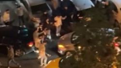 Beyoğlu'nda trafiği kapatıp halay çektiler