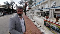 Antalya’da, otel sahibi sele karşı kum çuvallarıyla barikat kurdu