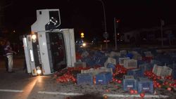 Antalya’da nar yüklü kamyon devrildi