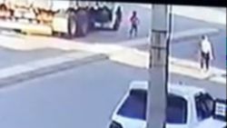 Denizli'de ayağı kayan kız, kamyonun altında kaldı