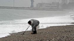Antalya’da yağmurda boş kalan sahili, defineciler değerlendirdi