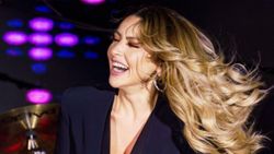 Hadise’nin dekoltesiz kostümü dikkat çekti