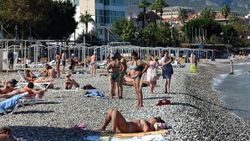 Antalya'daki turistlerin deniz keyfi sürüyor