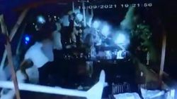 İstanbul'da yemek yiyen kadının üzerine tente devrildi