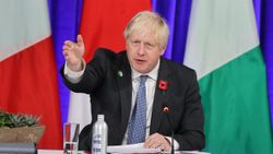 Boris Johnson, COP26 zirvesine kiralık takım elbiseyle katıldı