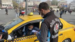 İstanbul'da 30 yıllık taksici meslektaşlarına isyan etti
