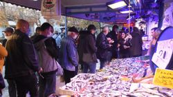 Eskişehir’de hamsinin kilosu 10 liraya düştü, tezgahlarda kuyruklar oluştu