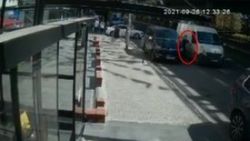 Şişli'deki hırsız, aynasından saçını kontrol ettiği araçtan hırsızlık yaptı