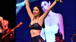 Defne Samyeli, transparan kıyafeti ile beğeni topladı