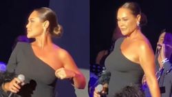 Hülya Avşar, sahnelere derin yırtmacıyla döndü