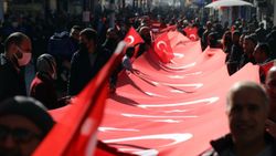 Şehit yakınları İyi Partili Lütfü Türkkan'ı protesto etti